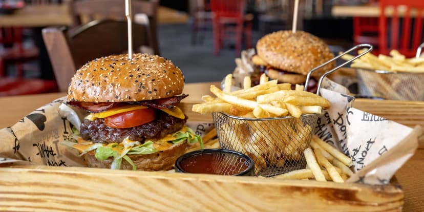 Burger dle výběru pro 1 či 2 osoby včetně hranolek a omáčky