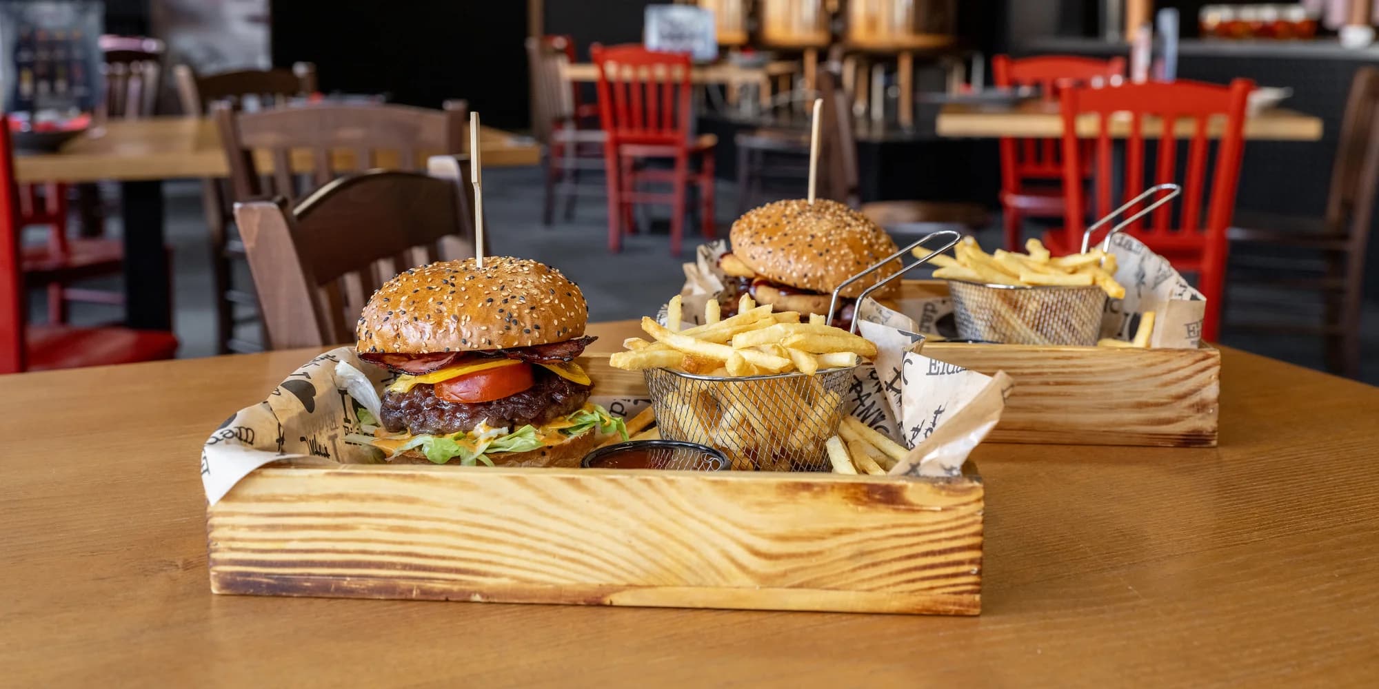 Burger dle výběru pro 1 či 2 osoby včetně hranolek a omáčky