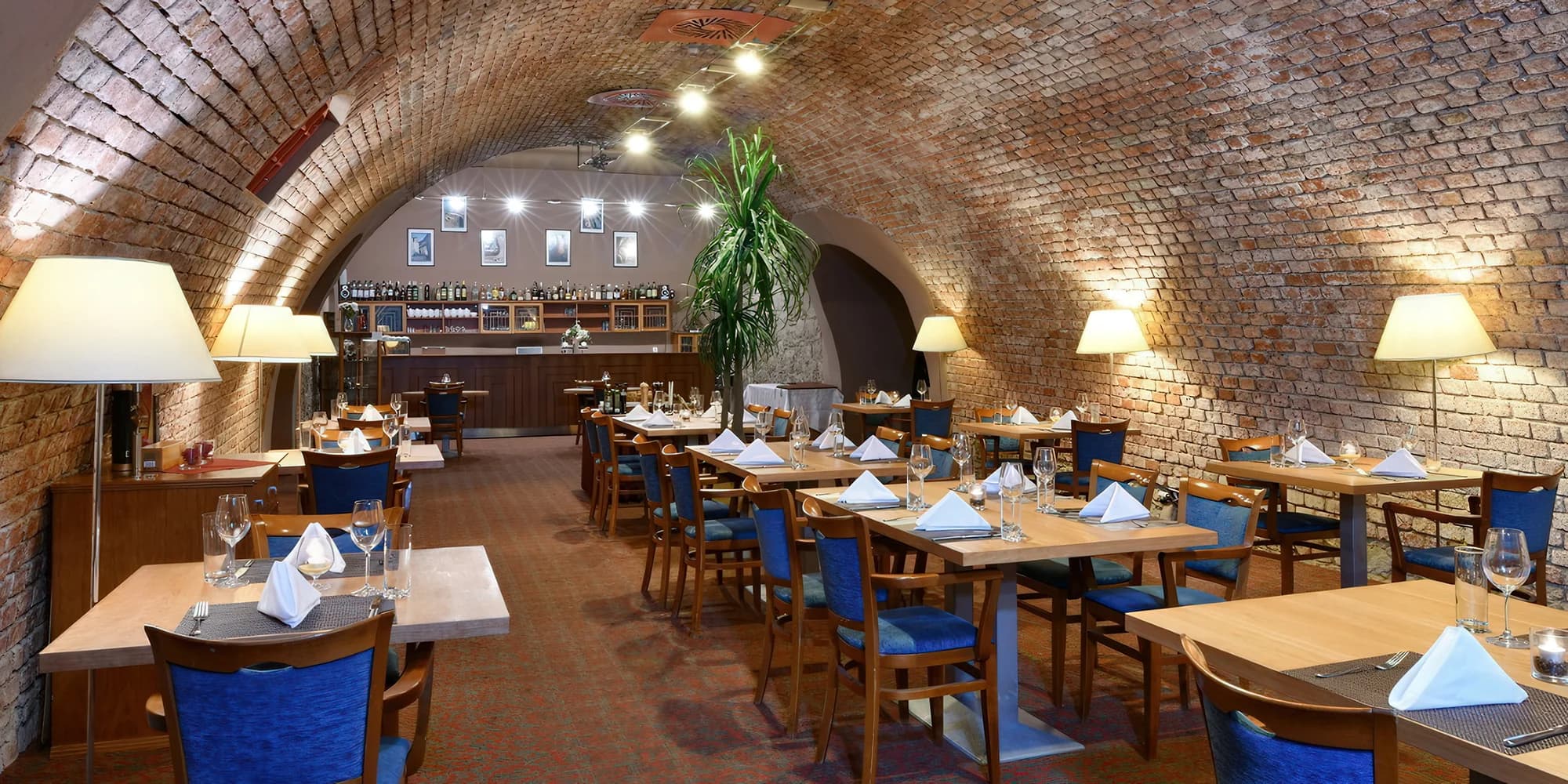 Smlsněte si: čtyřchodové menu s vínem v restauraci La Cave pro 1 či 2 osoby