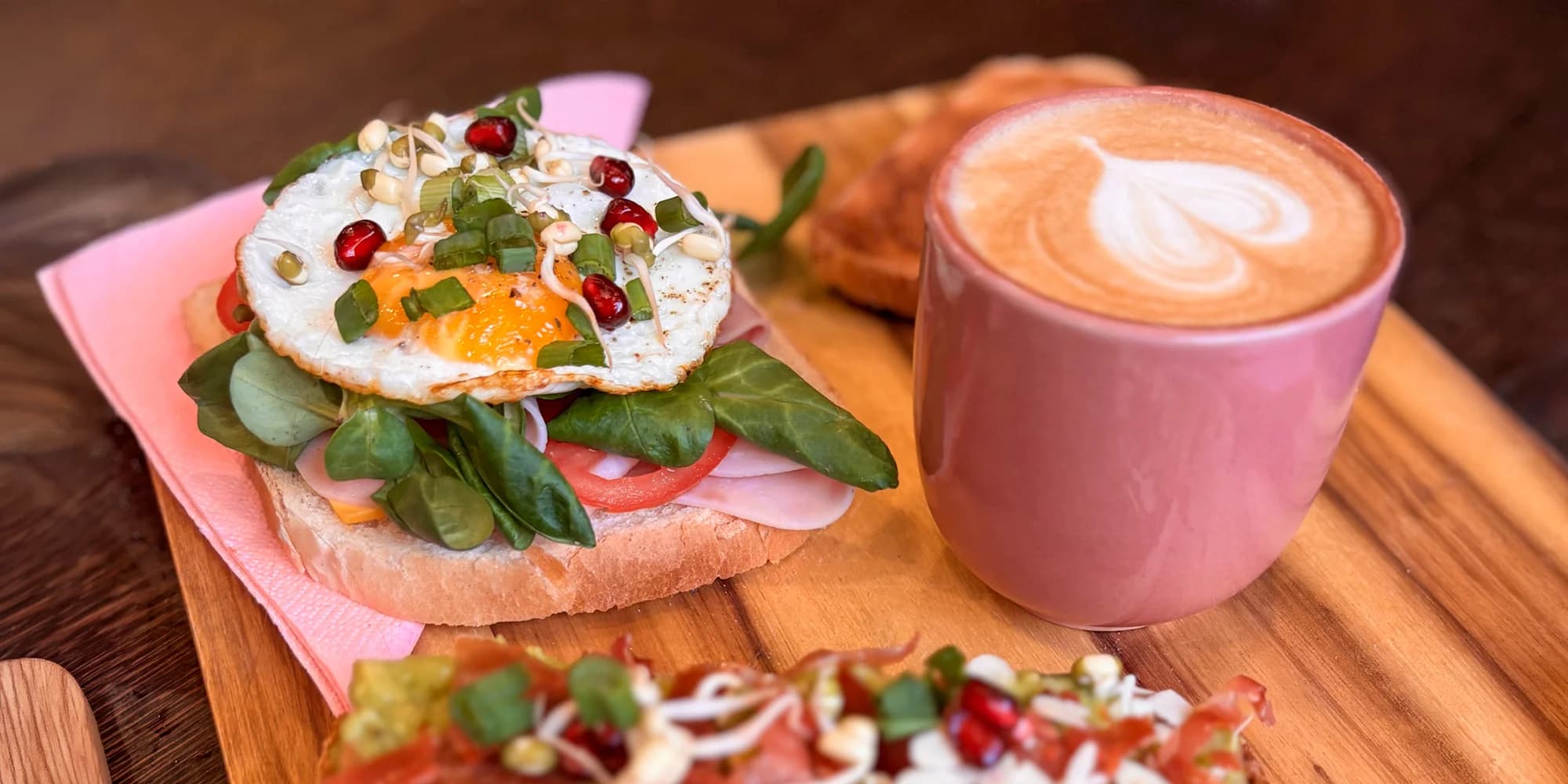 Snídaně pro 2 osoby v olomoucké cukrárně: jídlo, káva i fresh nebo limonáda