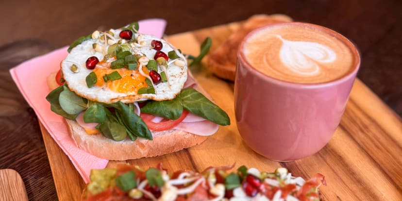 Snídaně pro 2 osoby v olomoucké cukrárně: jídlo, káva i fresh nebo limonáda