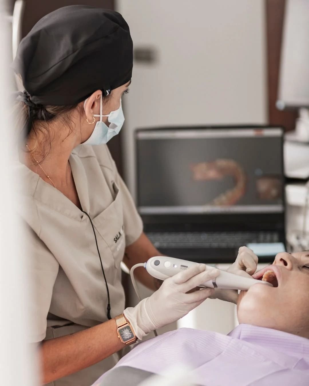 Zářivý úsměv: vstupní dentální hygiena na Praze 6 pro dospělé a mládež od 15 let