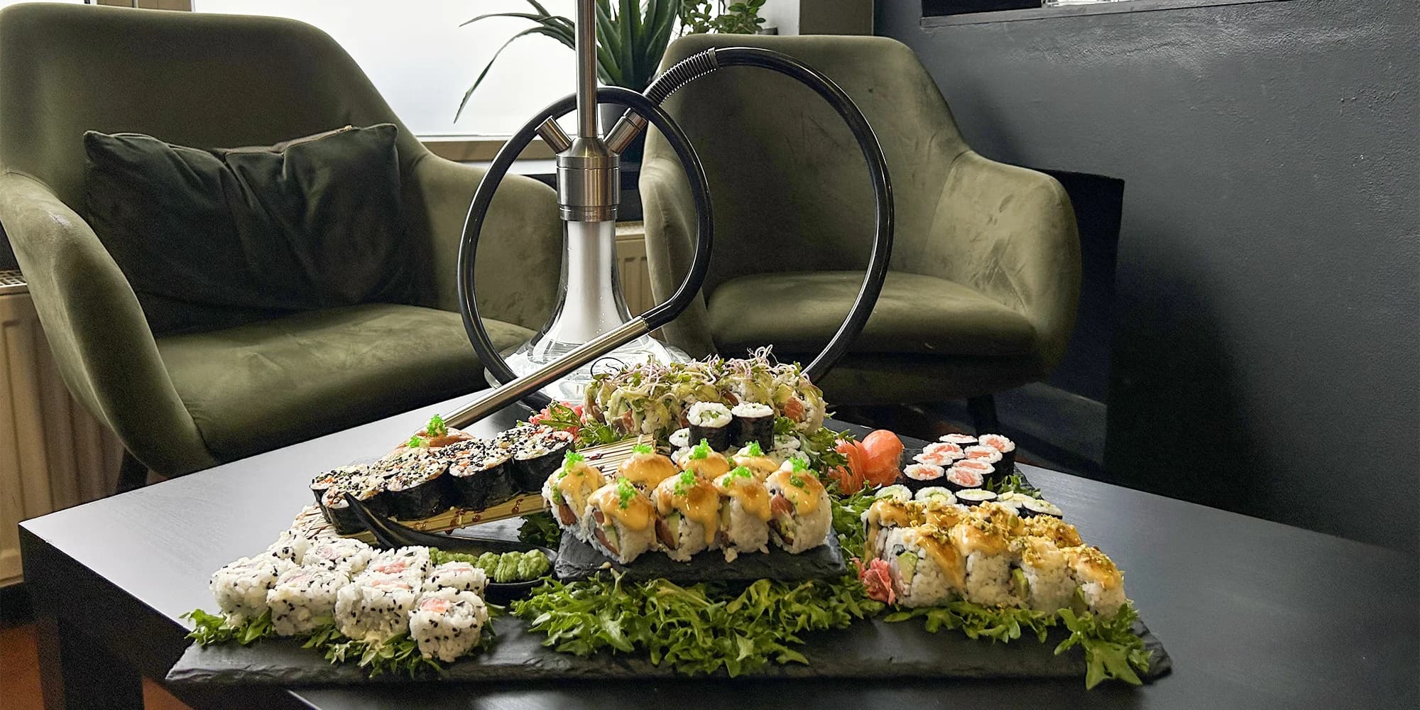 Vyladěný sushi set pro 2 či 4 osoby i s vodní dýmkou: maki, nigiri i oni rolls