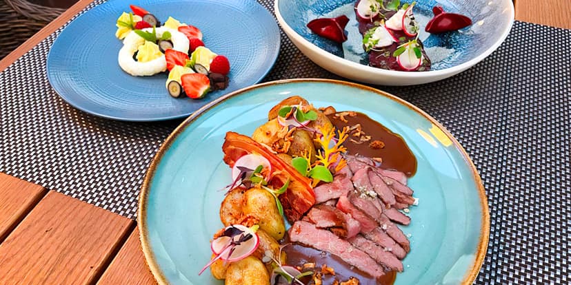 Tříchodové menu pro 2 osoby v centru Plzně: carpaccio z řepy, flank steak a čokoládová hlína