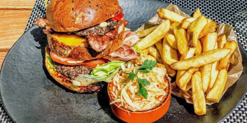 Burger z vyzrálého hovězího, farmářské hranolky, coleslaw, tatarka a nachos v centru Plzně