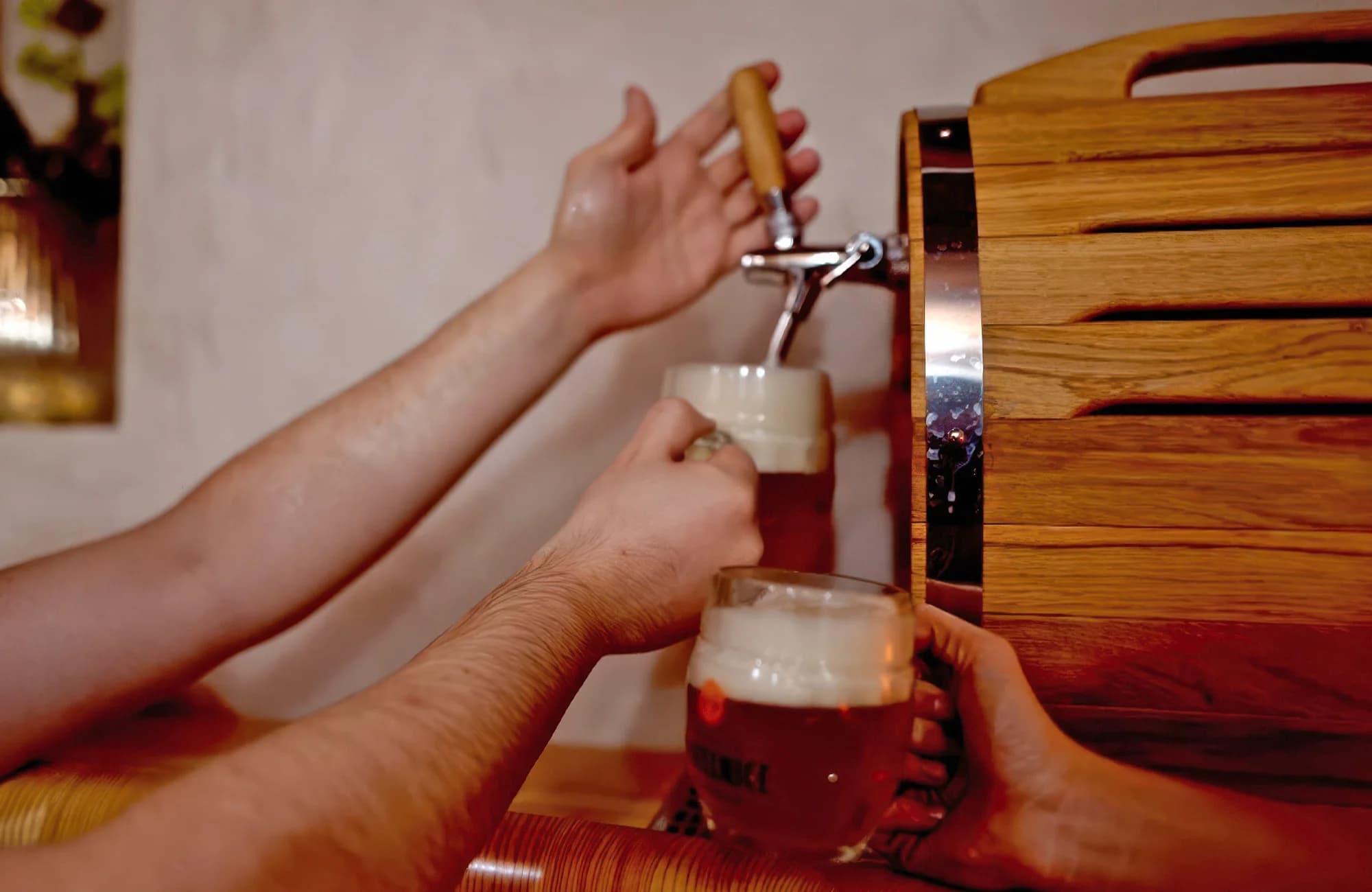 Soukromá sauna nebo pivní koupel s konzumací piva a vepřovými žebry pro 2 osoby