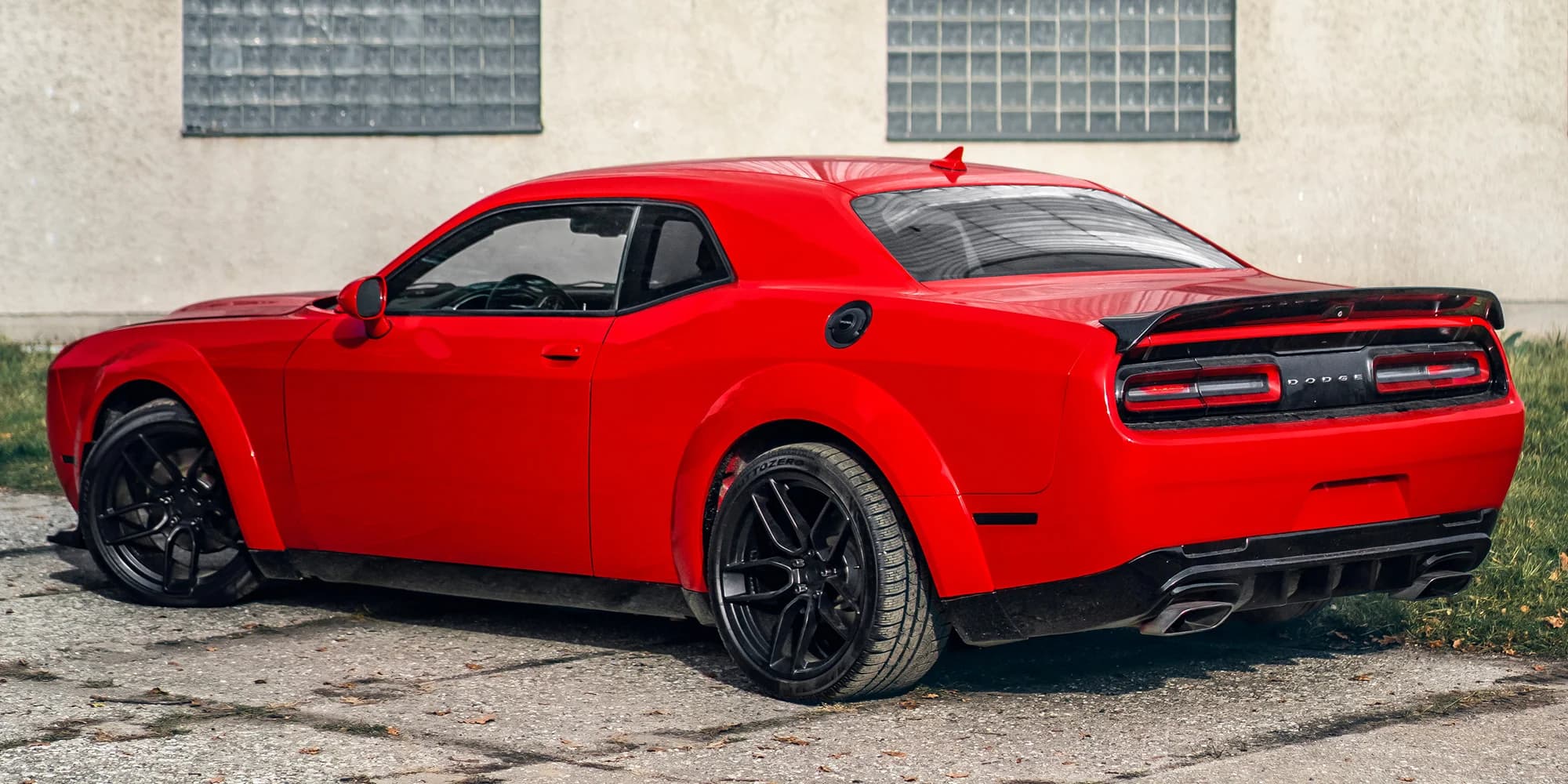 Síla 450 koní pod vaší kontrolou: Rudá legenda Dodge Challenger s manuálem na 15–50 min.