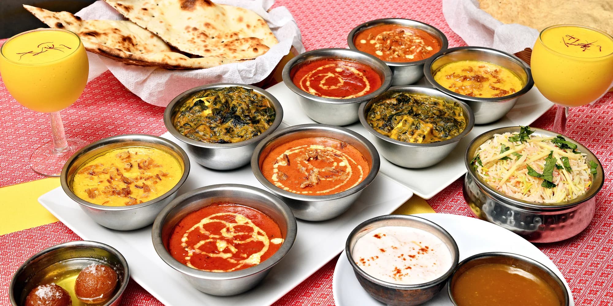 Degustační menu v Curry Tikka: kuřecí momtazi, gulab jamun i mango lassi