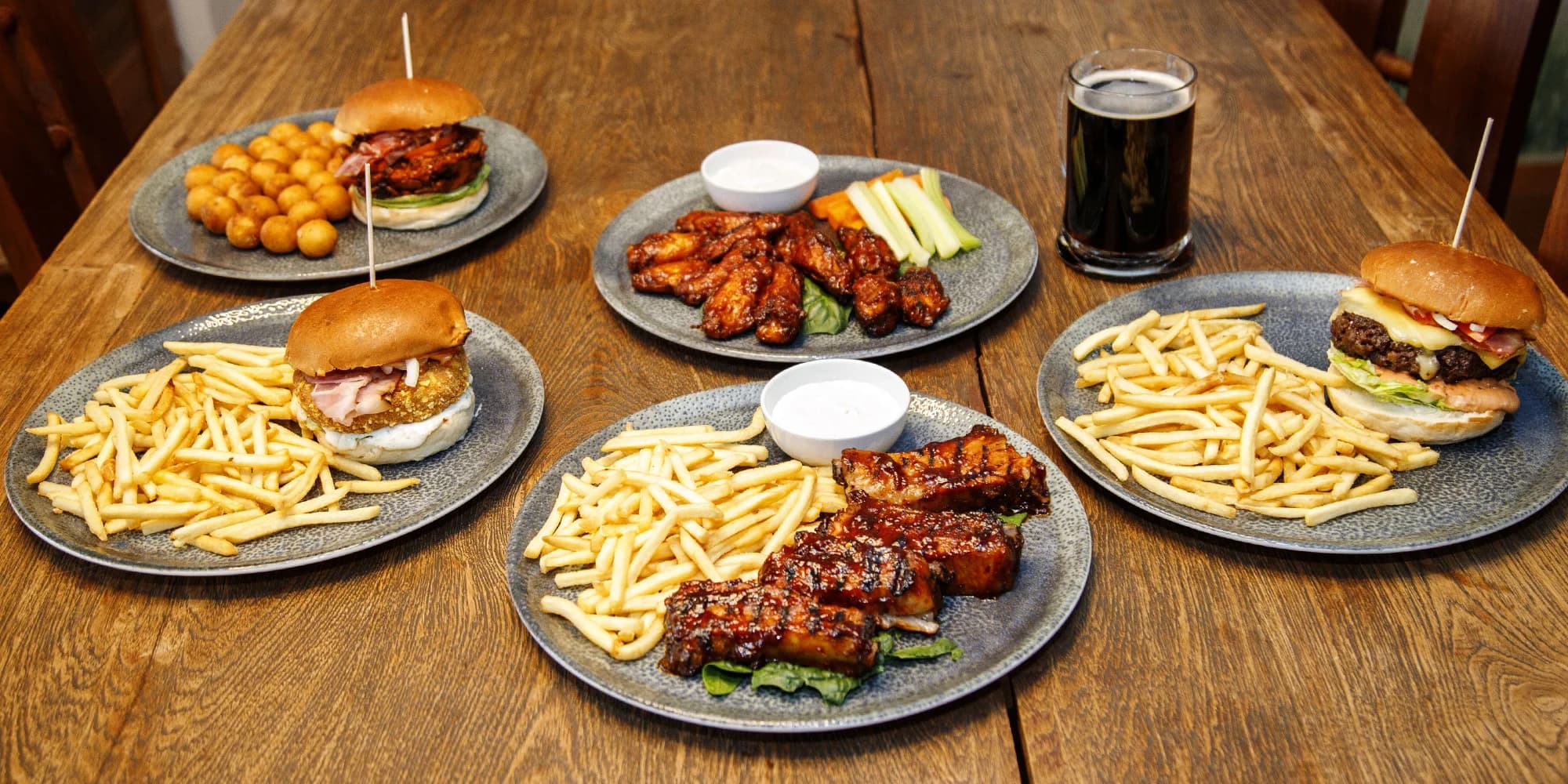 Křídla, steak, hamburger s hranolky, koleno či žebra na grilu pro 1 i 2 osoby