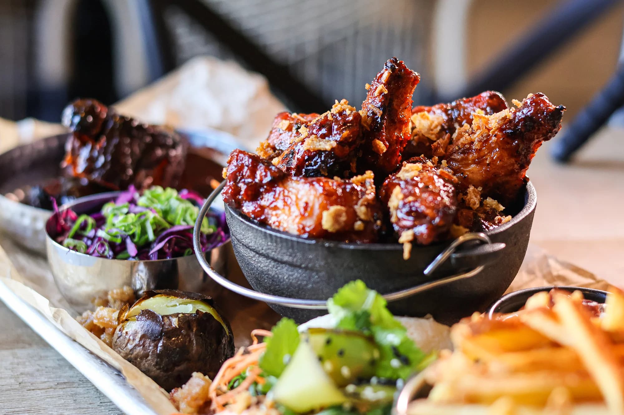Smoukovaný BBQ plate s žebry a křidýlky i neomezená konzumace piva pro dva