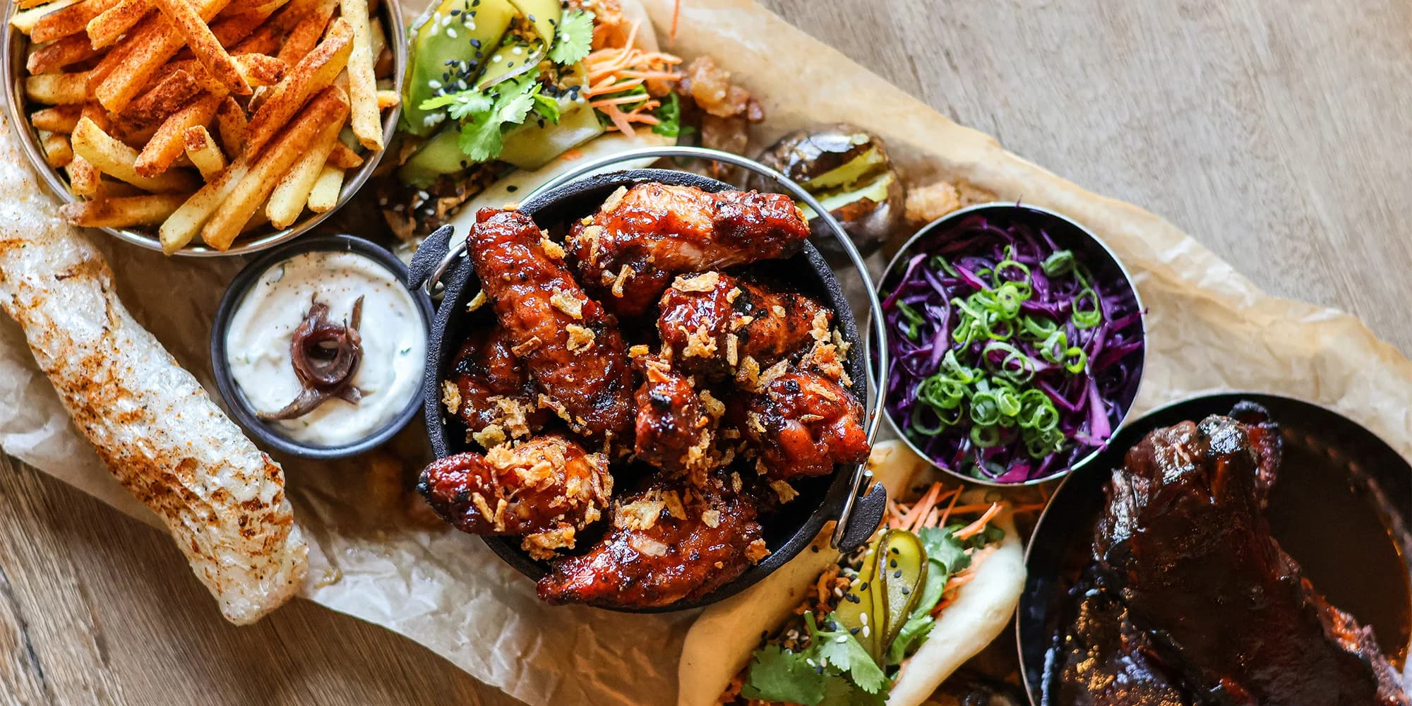 Smoukovaný BBQ plate s žebry a křidýlky i neomezená konzumace piva pro dva
