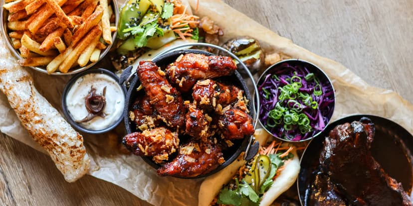 Smoukovaný BBQ plate s žebry a křidýlky i neomezená konzumace piva pro dva