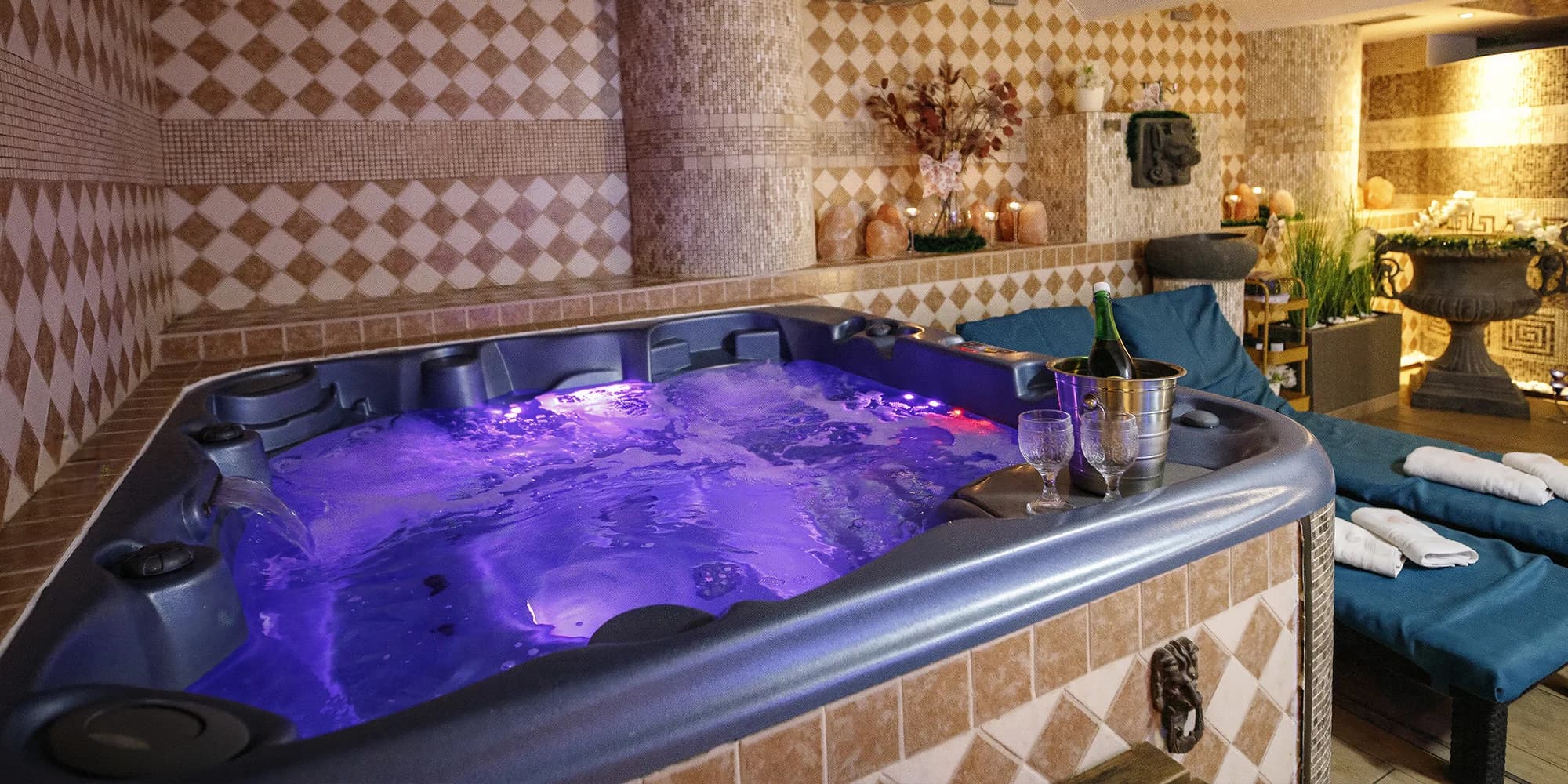 Privátní wellness pro 2 osoby: vířivka, víno, obložená mísa i sauna