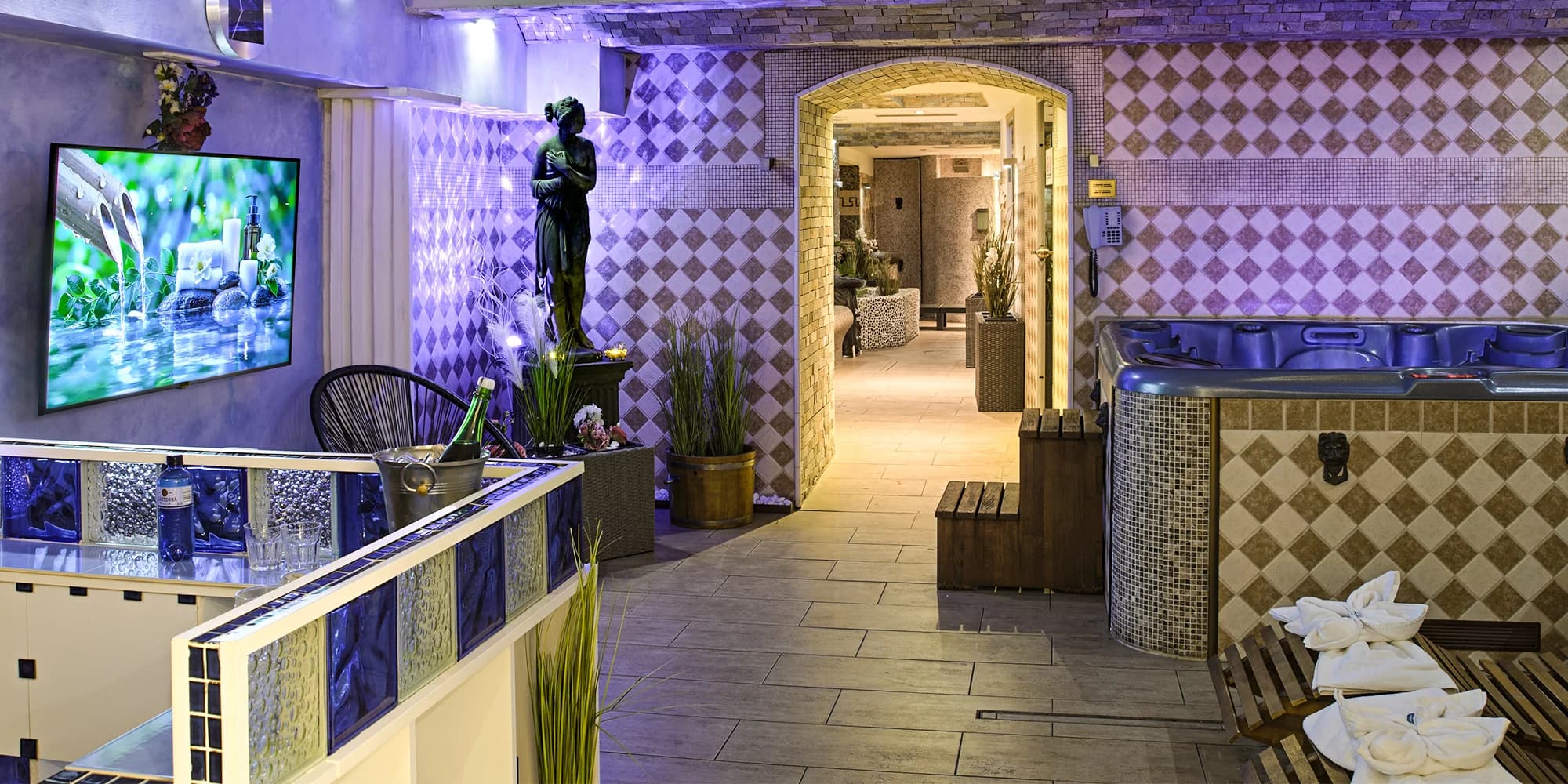 Privátní wellness pro 2 osoby: vířivka, víno, obložená mísa i sauna