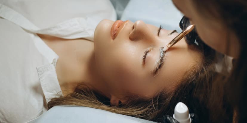 Lash lifting řas, laminace obočí včetně barvení i balíček laminace
