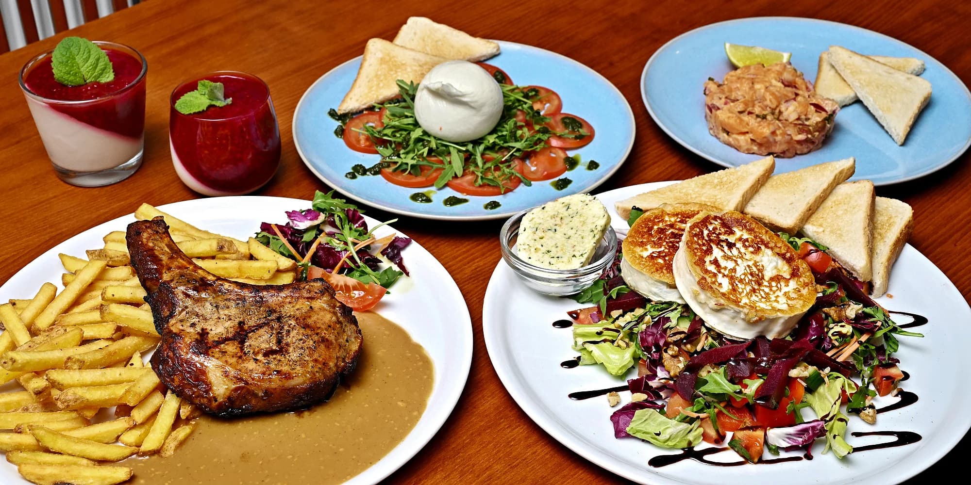 Tříchodové degustační menu pro dva: tatarák z lososa, steak, panna cotta i koktejly