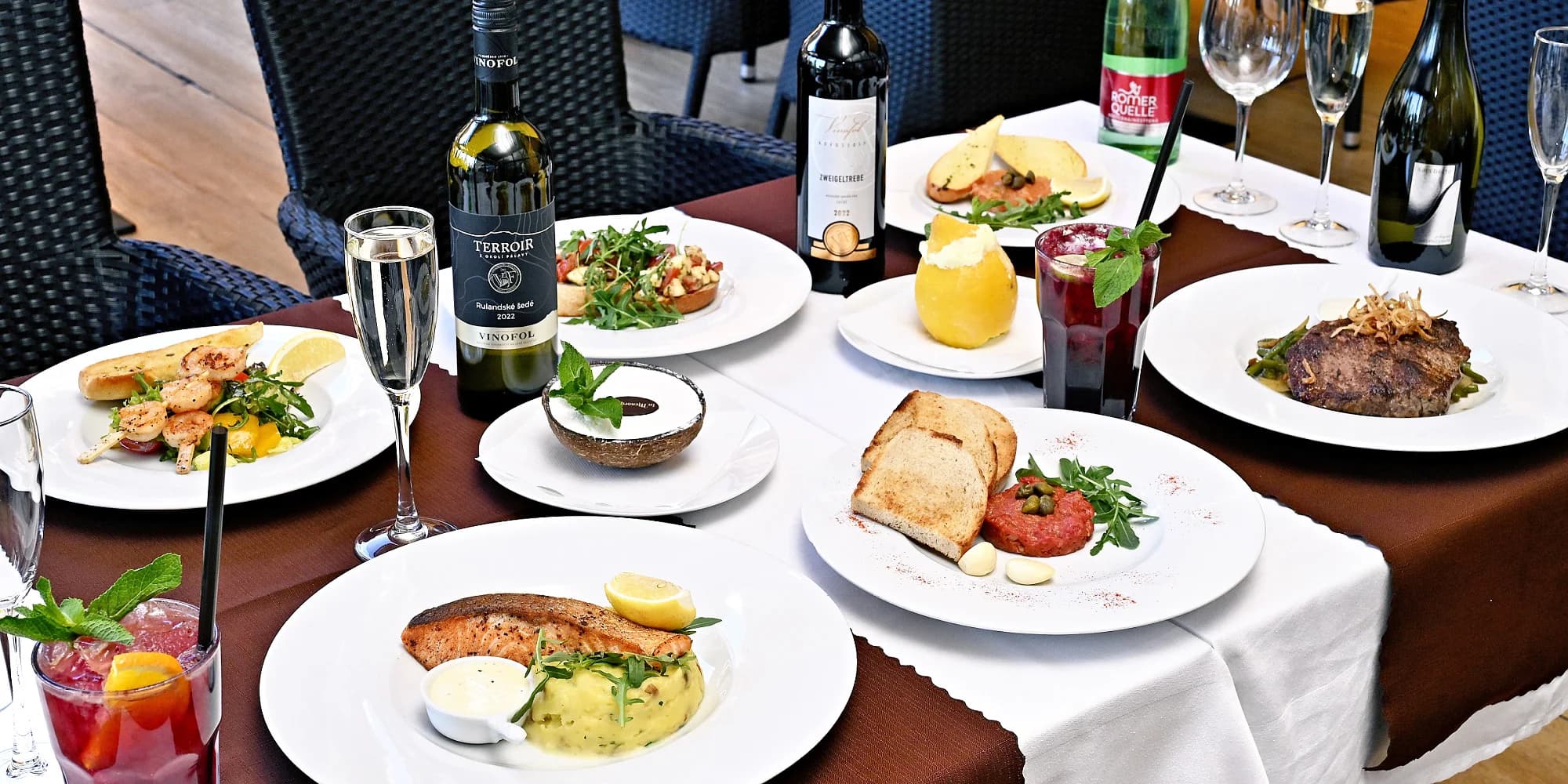 Čtyřchodové menu s výhledem na Karlův most pro dva: tataráček, rib eye nebo losos, sorbet a víno