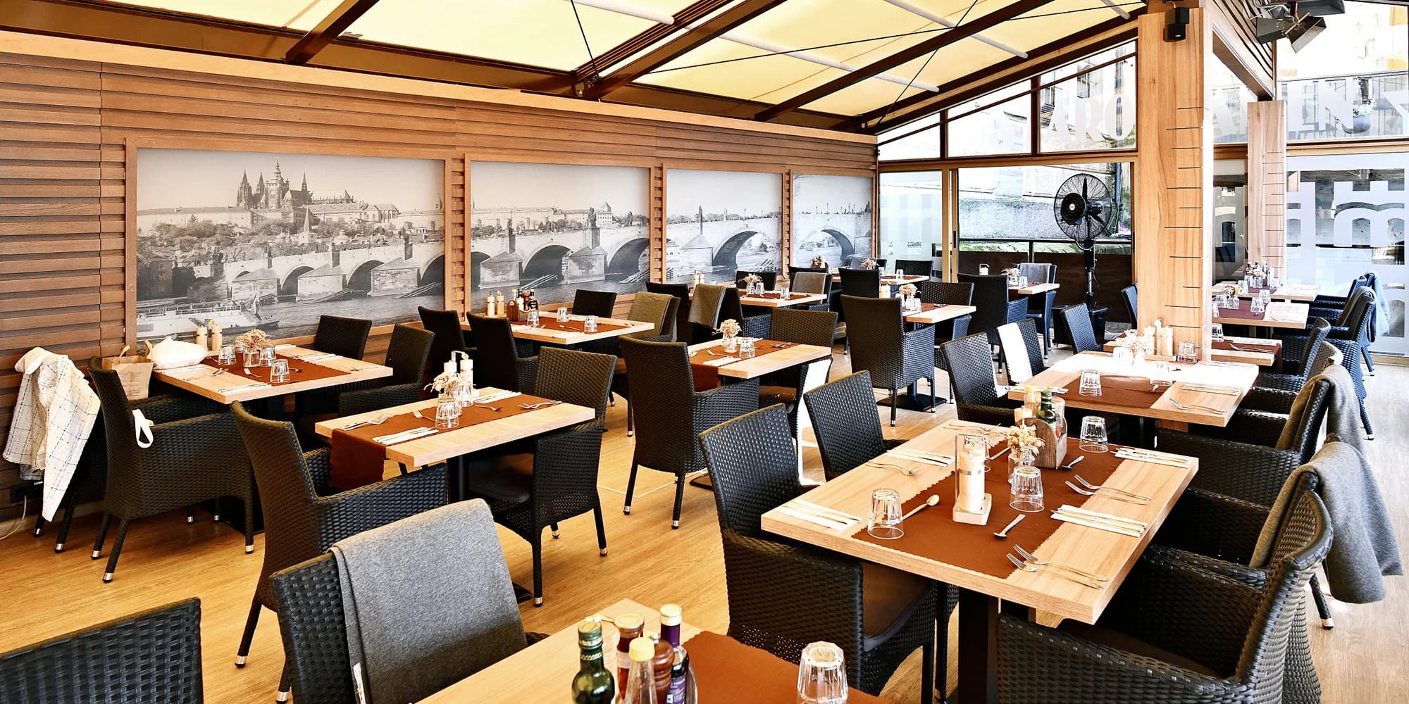 Čtyřchodové menu s výhledem na Karlův most pro dva: tataráček, rib eye nebo losos, sorbet a víno