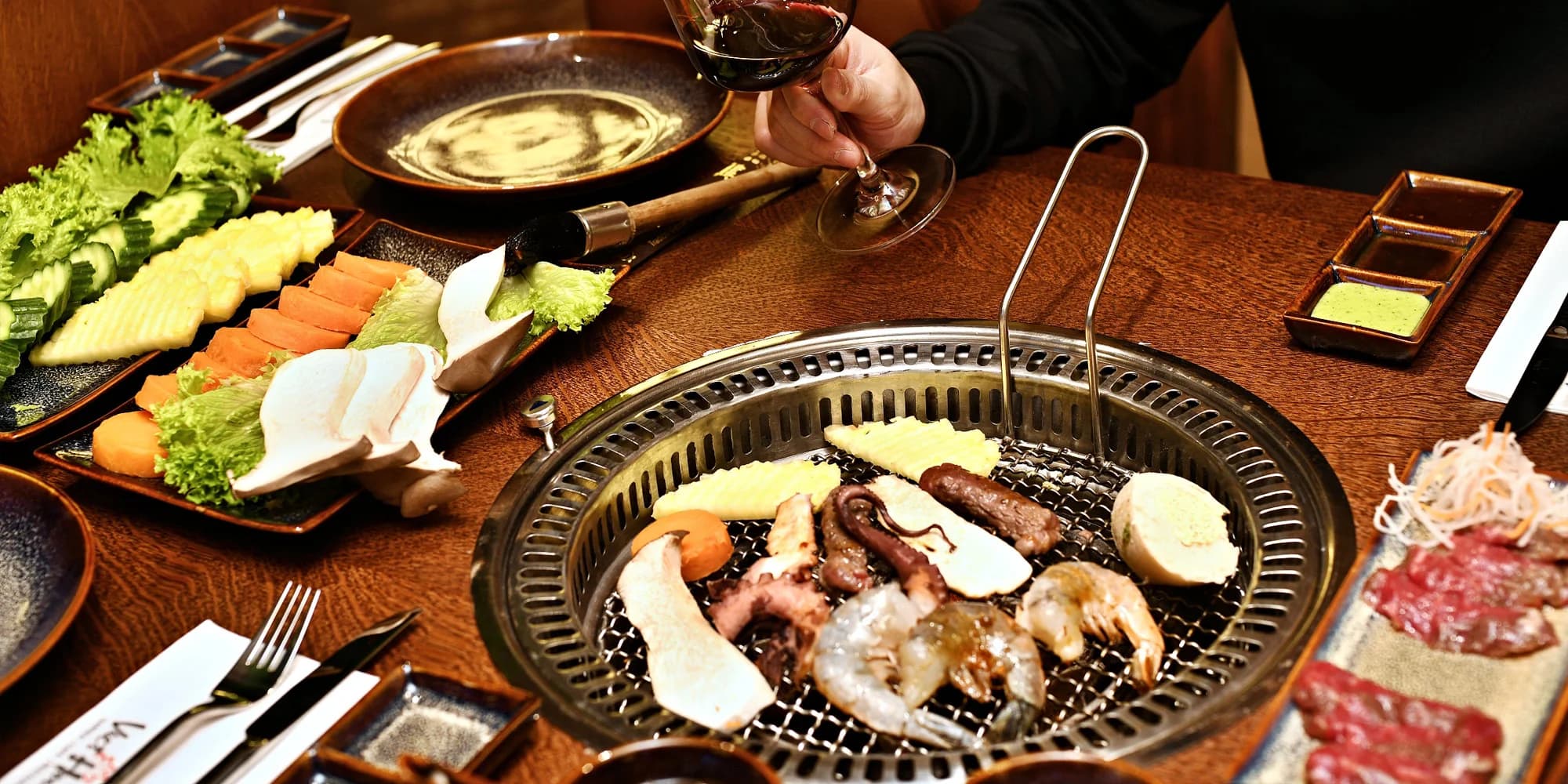 Luxusní degustační menu na gril: japonské hovězí Wagyu, krevety i chobotnice a lahev vína
