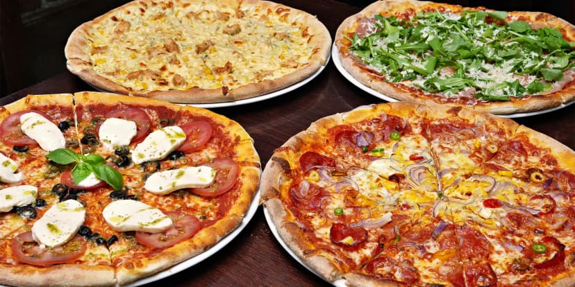 Jedna nebo dvě pizzy o průměru 32 cm podle výběru z 22 druhů