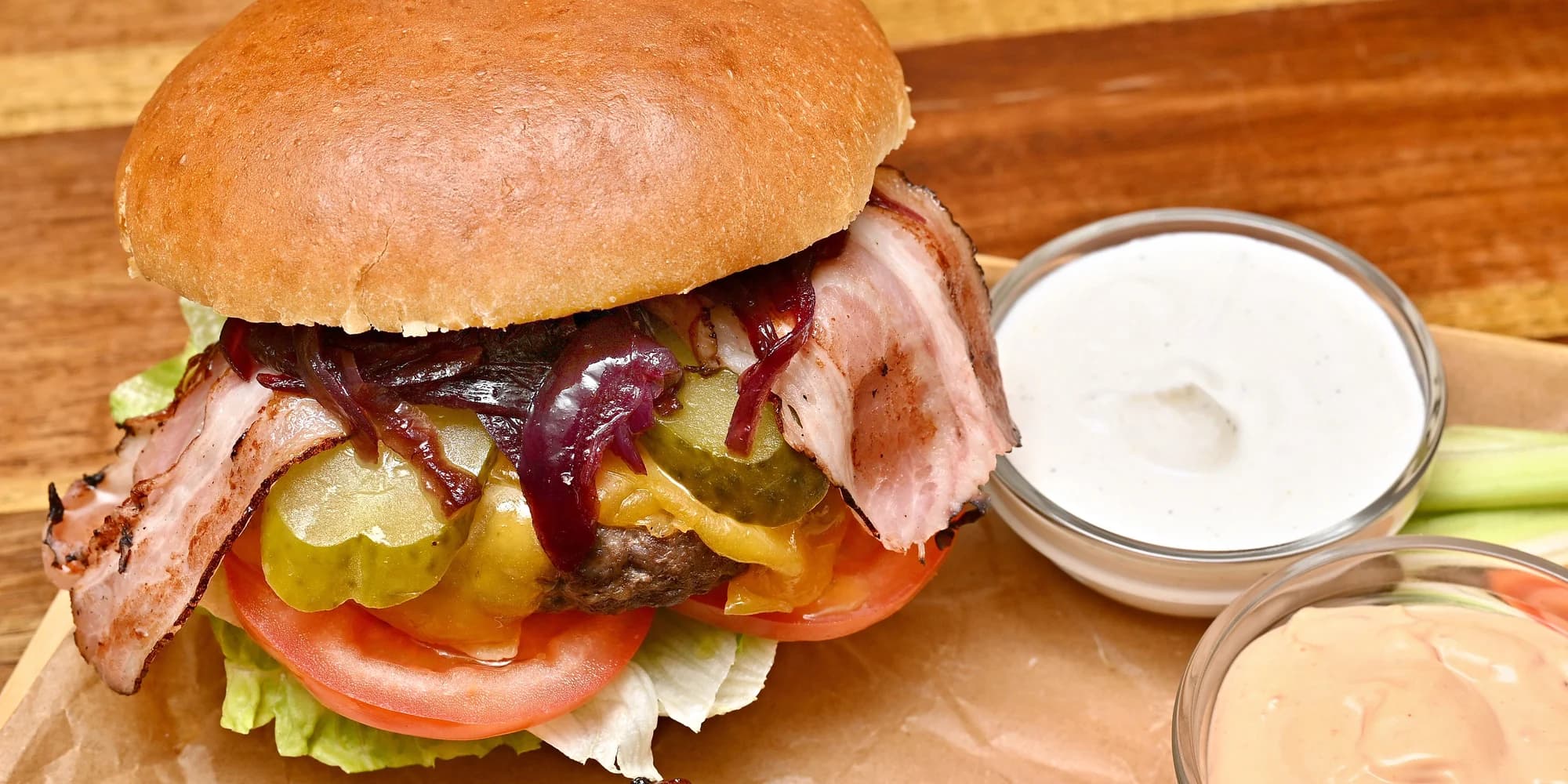 Hovězí burger, hranolky, omáčky i BBQ křidýlka pro 1 nebo 2 osoby