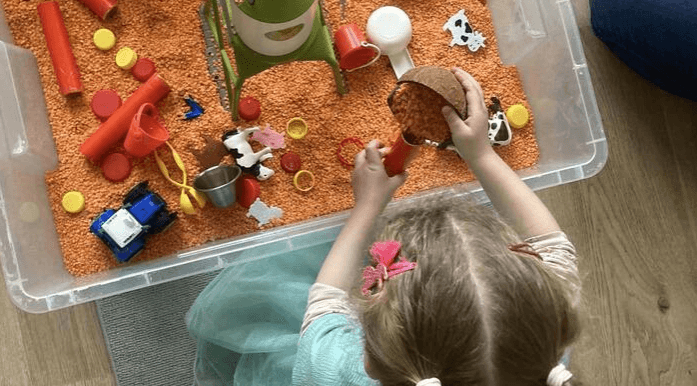Messy & Sensory Play ve Fairy Play - tvoření se meze nekladou