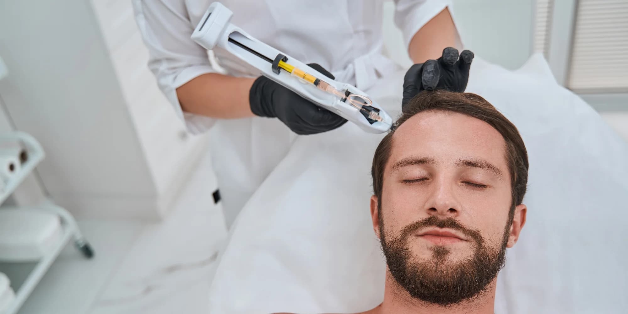 Stimulace růstu a posílení vlasů: vlasová mezoterapie nebo čištění vlasové pokožky