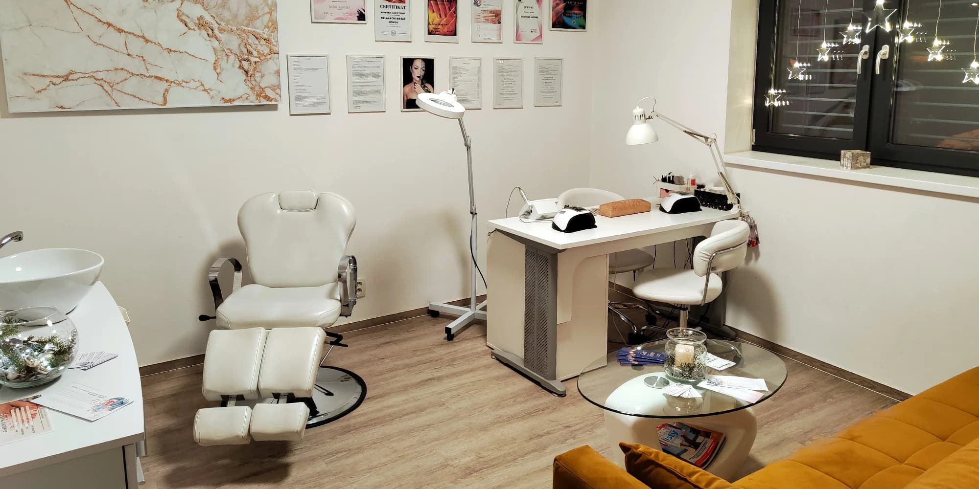 Krásné nehty: manikúra i pedikúra včetně parafínového zábalu, gel lak a P-Shine
