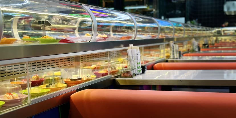 90 minut running sushi v libereckém OC Géčko: sushi, gril, mořské plody i dezerty