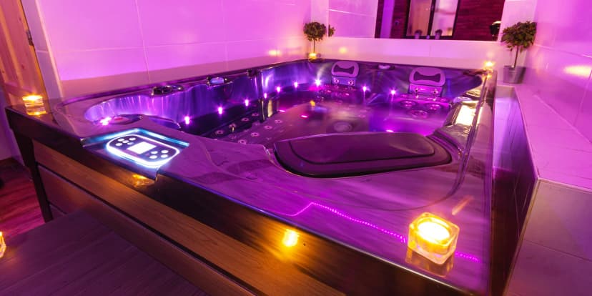 Víkendová romantika pro 2 osoby: 2 hod. v privátním wellness s vířivkou a infrasaunou i s občerstvením