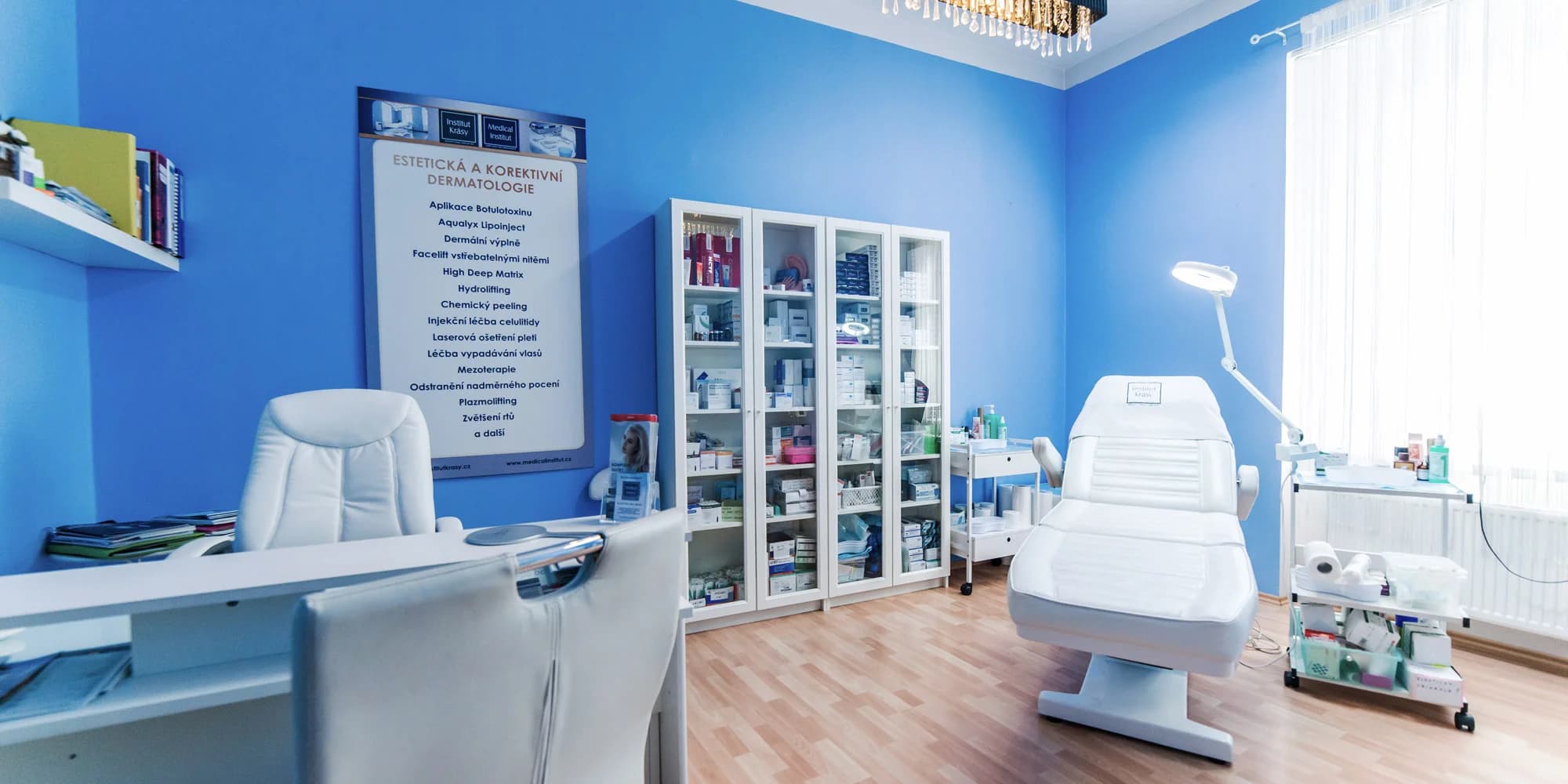 Zuby jako perličky: dentální hygiena nebo ordinační bělení zubů studeným modrým světlem