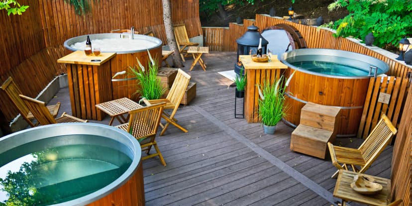 VIP lesní wellness pro 2–4 osoby: káď s termální vodou, finská sauna, sekt či pivo a večeře