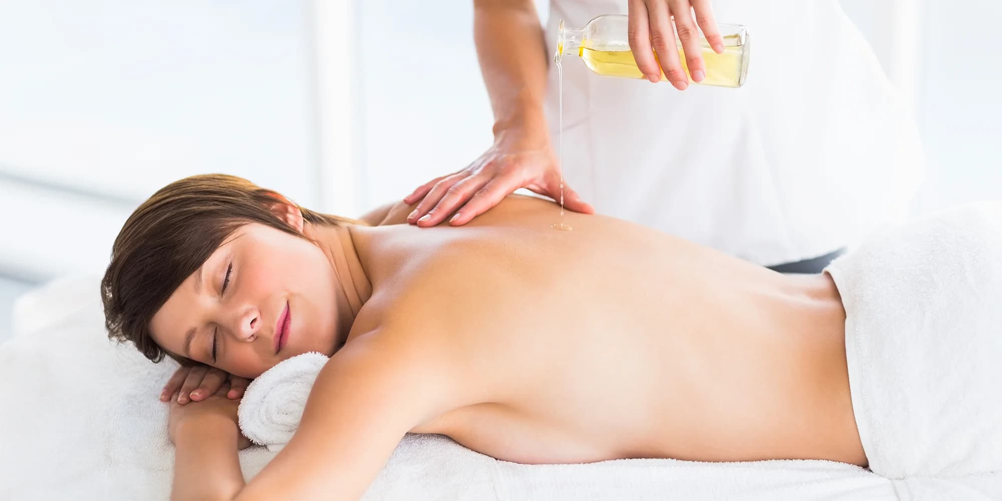 30-60min. olejová masáž dle výběru: regenerační či relaxační