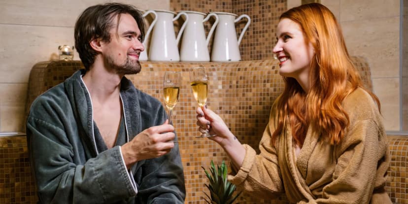 Hodina v saunovém světě, aromatická masáž zad a tříchodové menu pro 2 osoby