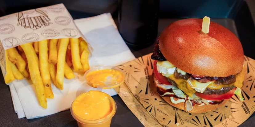 Burger menu: 100% hovězí z českého chovu, americká BBQ omáčka, hranolky i nápoj, 2 pobočky
