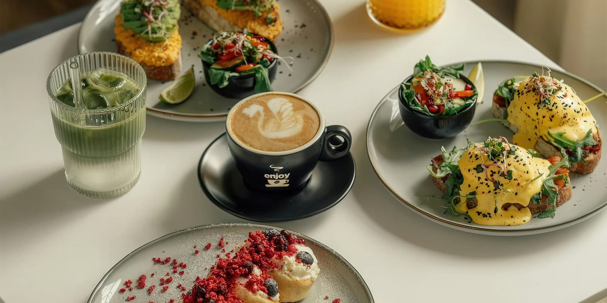 Brunch dle výběru vč. nápojů a makronky: vejce Benedikt, bagel i lívance