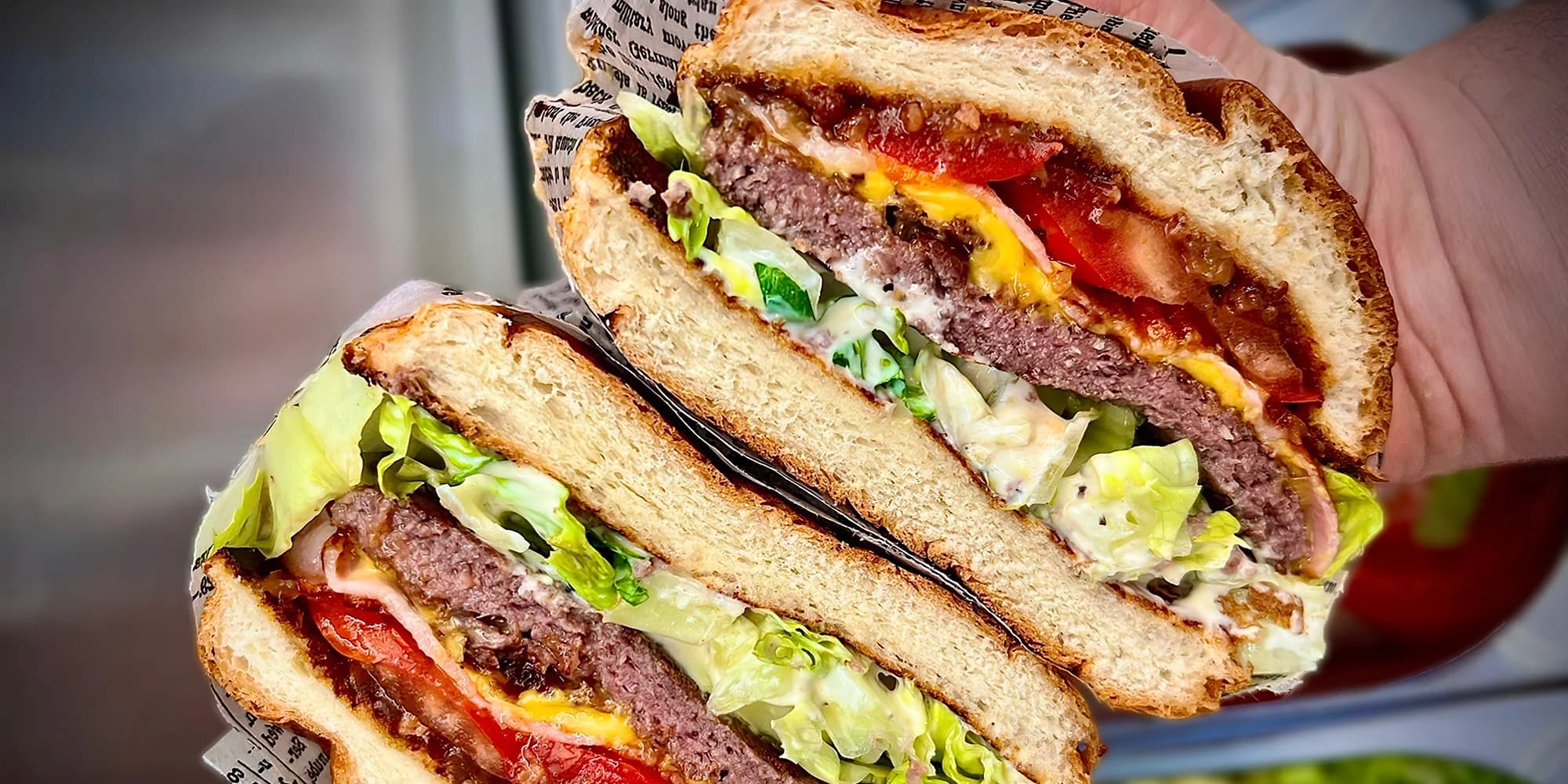 Burgery, smažák nebo loaded fries s masem: pro jednoho nebo dva, a to včetně drinků