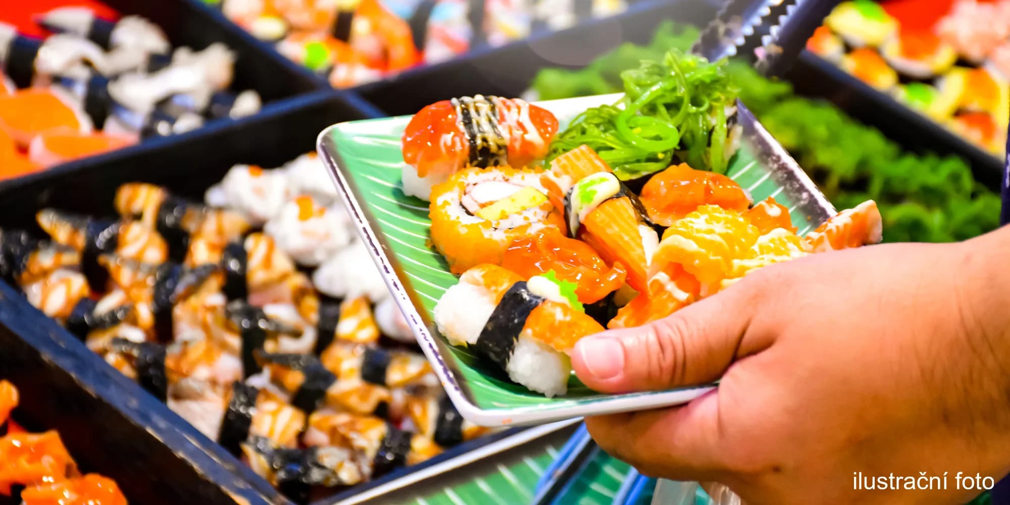 2 hodiny konzumace asijských pokrmů a dalších specialit: wok, sushi a gril bufet + ledový čaj