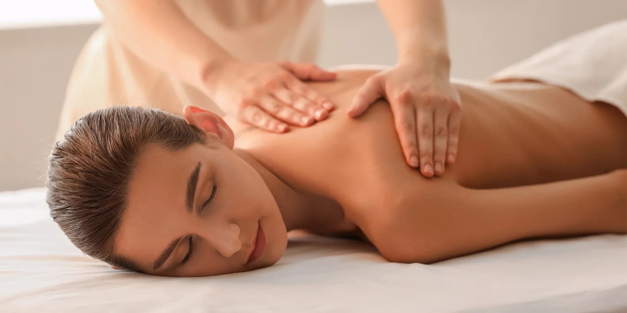 Masáž zad a šíje, indická masáž hlavy či celotělová masáž i relaxační rituál