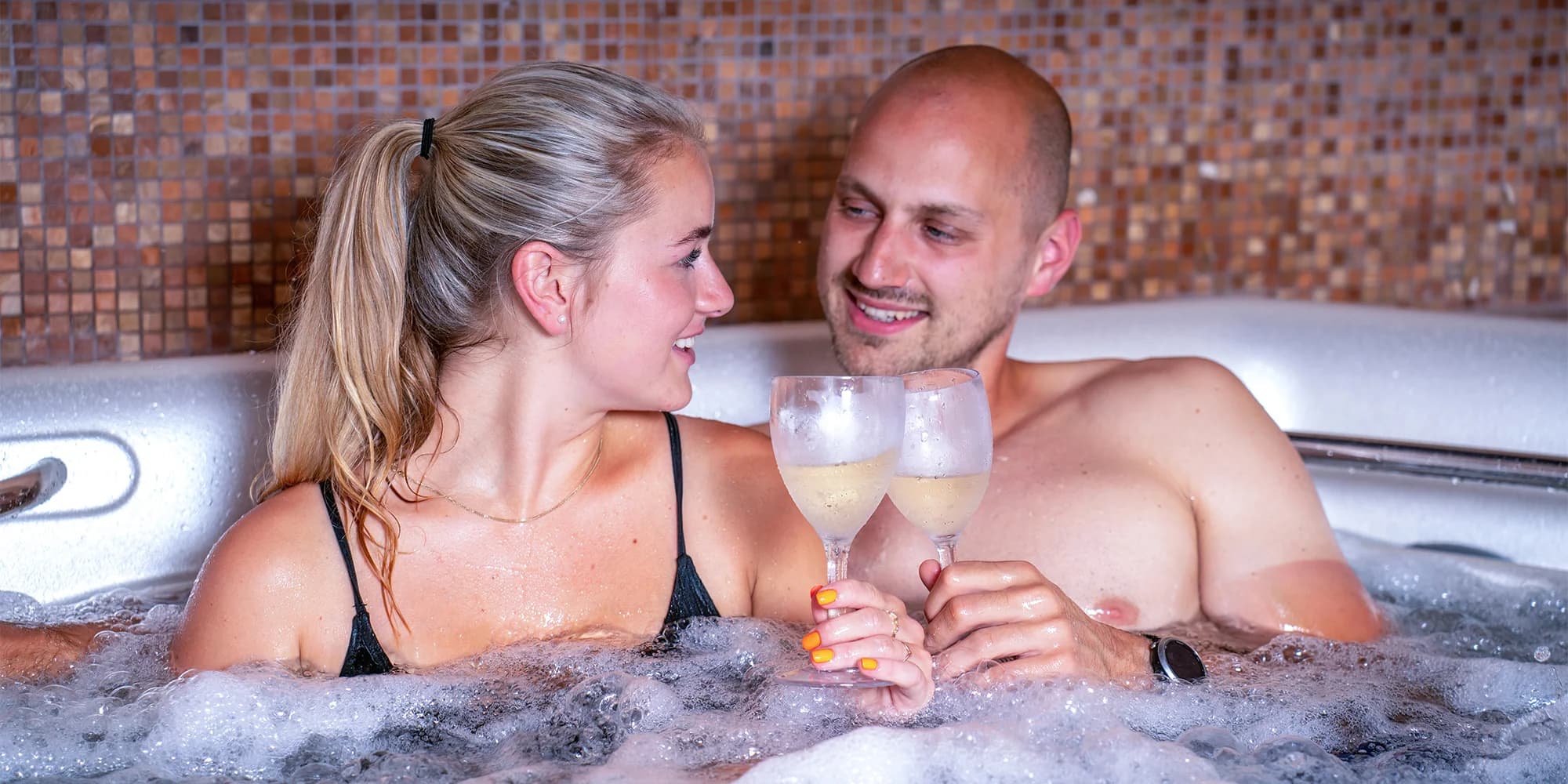 50 min. v privátní vířivce, ledový čaj a tříchodové menu pro 2 osoby