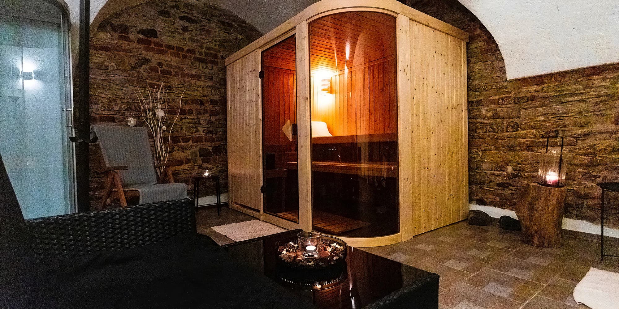 Královský relax v privátním wellness pro 2-6 osob: koupel, sauna i lahev sektu