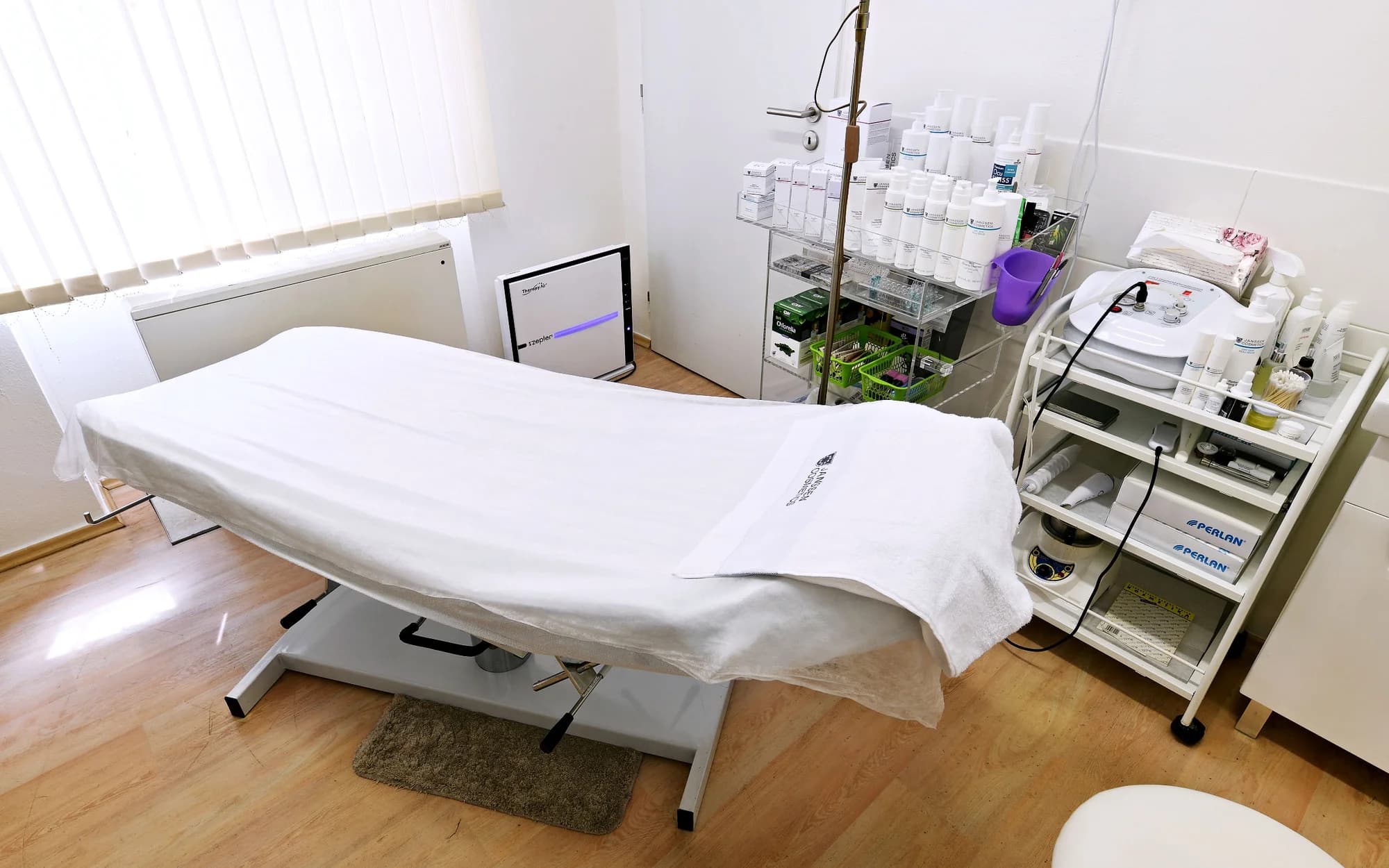 Liftingová péče a hloubkové čištění pleti vč. aplikace séra dle výběru