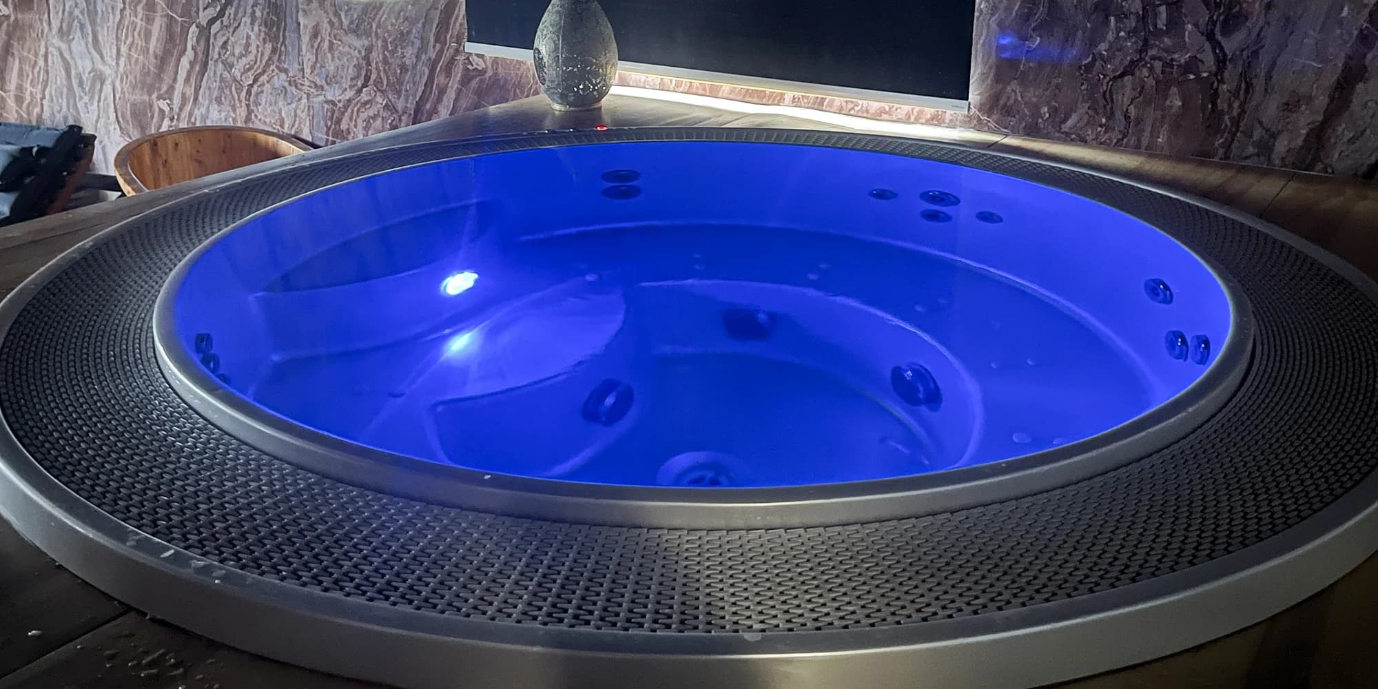 Privátní wellness pro dva na 1-2 hodiny: vířivka, sauna i lahev prosecca