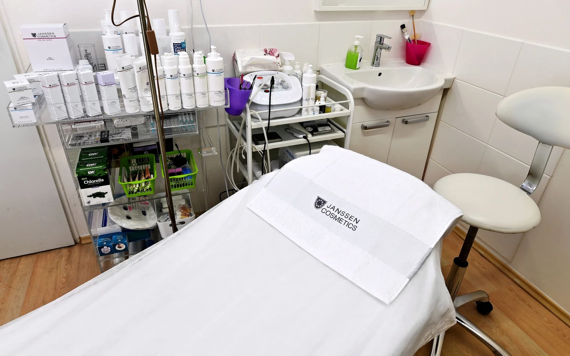 Mikrojehličková mezoterapie obličeje a zapracování kyseliny hyaluronové