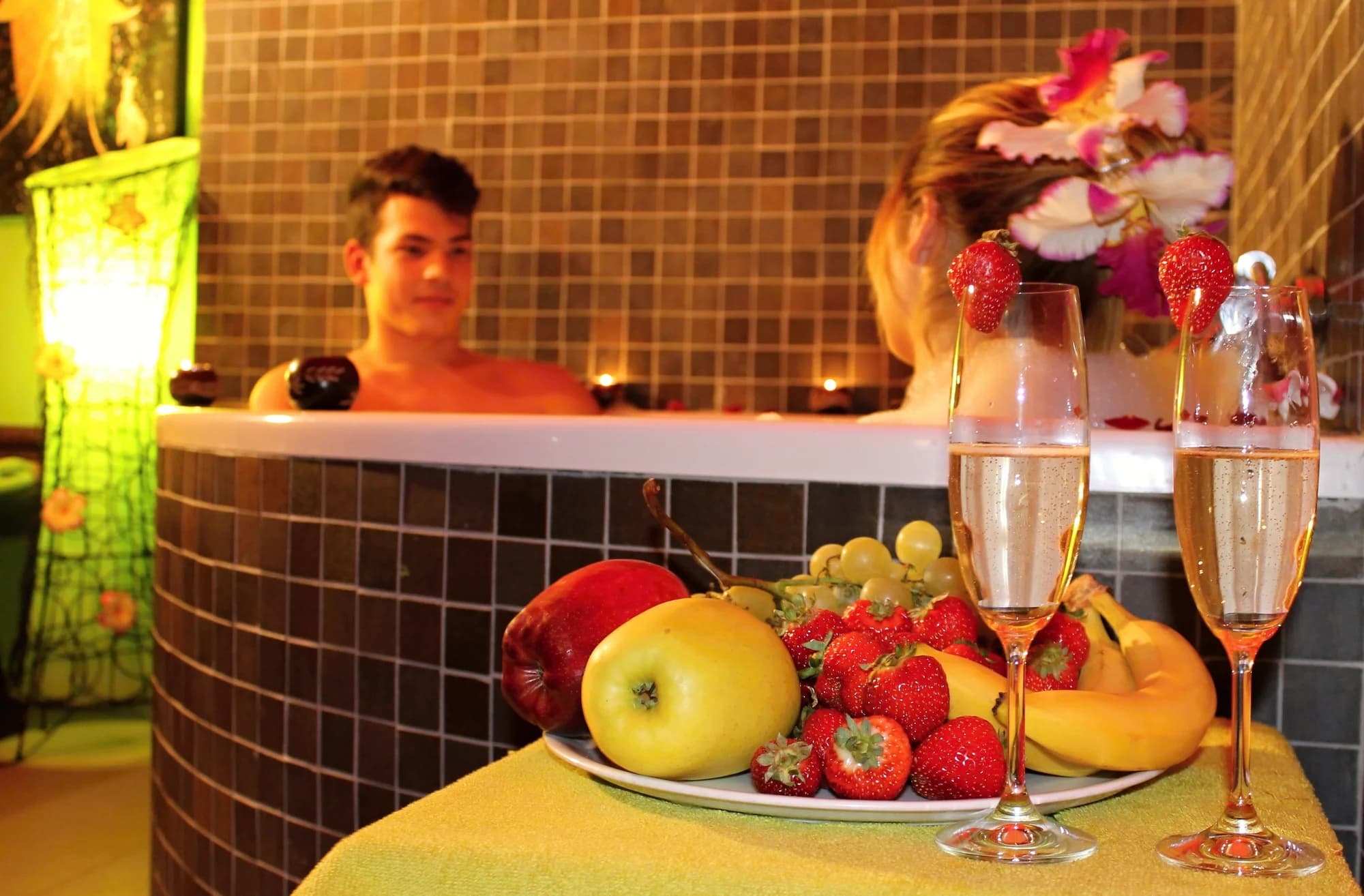 Párové hýčkání: partnerská masáž, sauna, vířivka, prosecco a ovoce