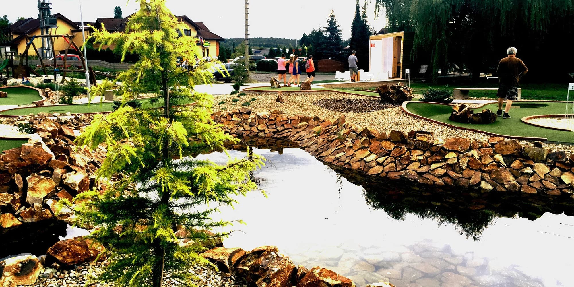 Adventure golf u Milína: 90 min. zábavy na profi hřišti