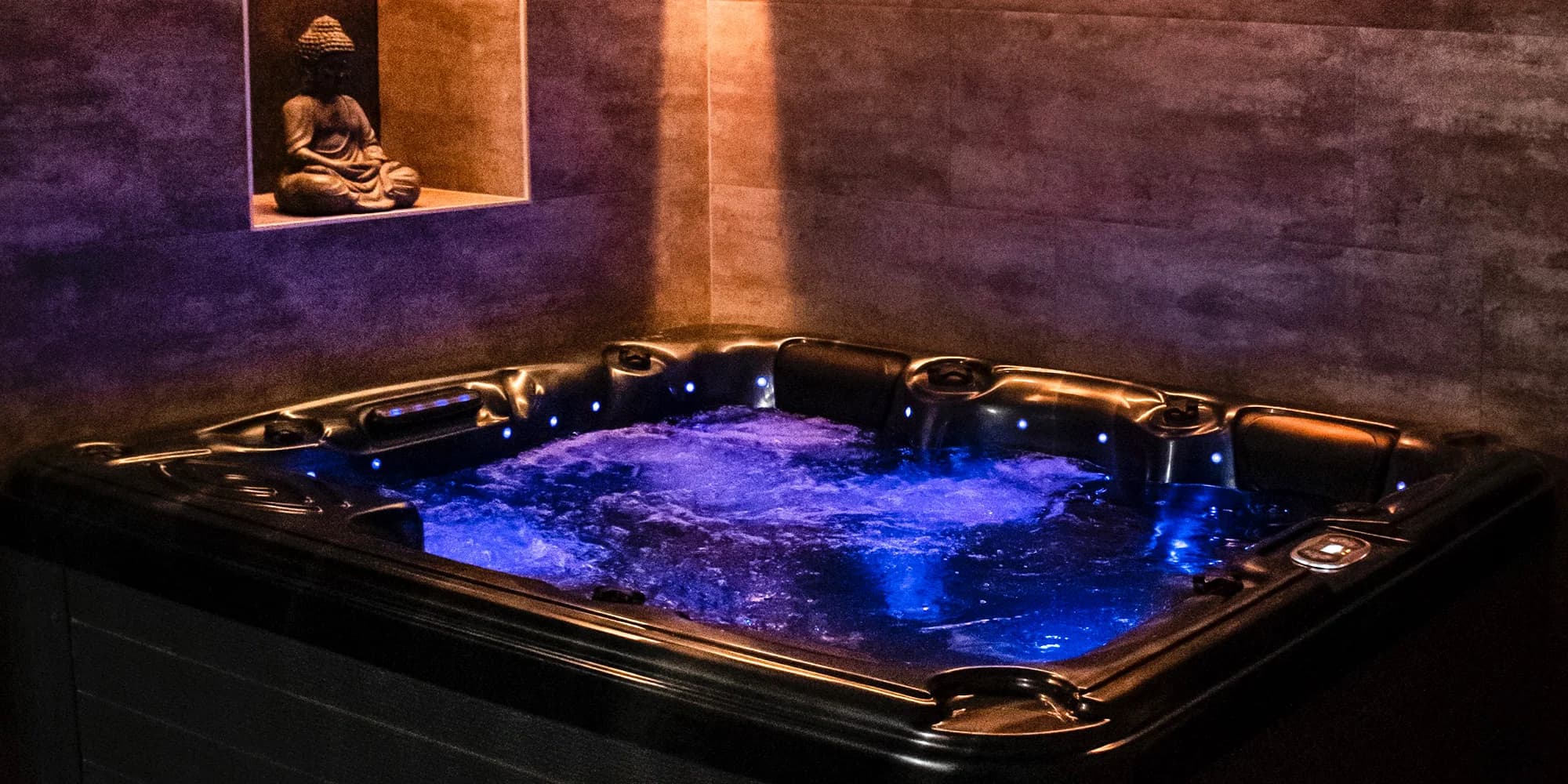 Privátní wellness s vířivkou a saunou pro dva: 2 nebo 3 hodiny relaxace i lahev sektu