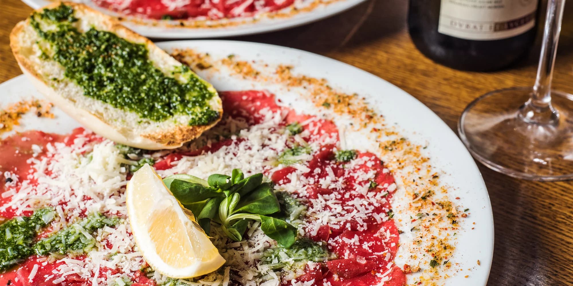 Gurmánské vzplanutí pro 2 osoby: tříchodové menu se 3 druhy masa, carpaccio i palačinka