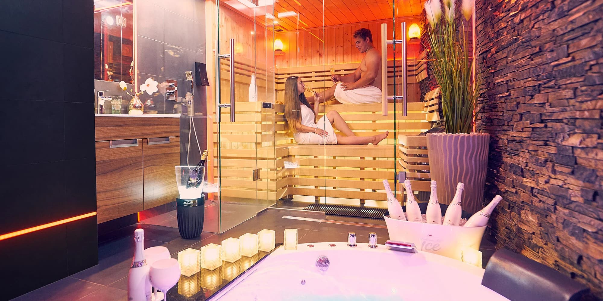 Balíčky plné romantiky pro dva: vícechodové degustační menu i s lahví sektu a privátním wellness