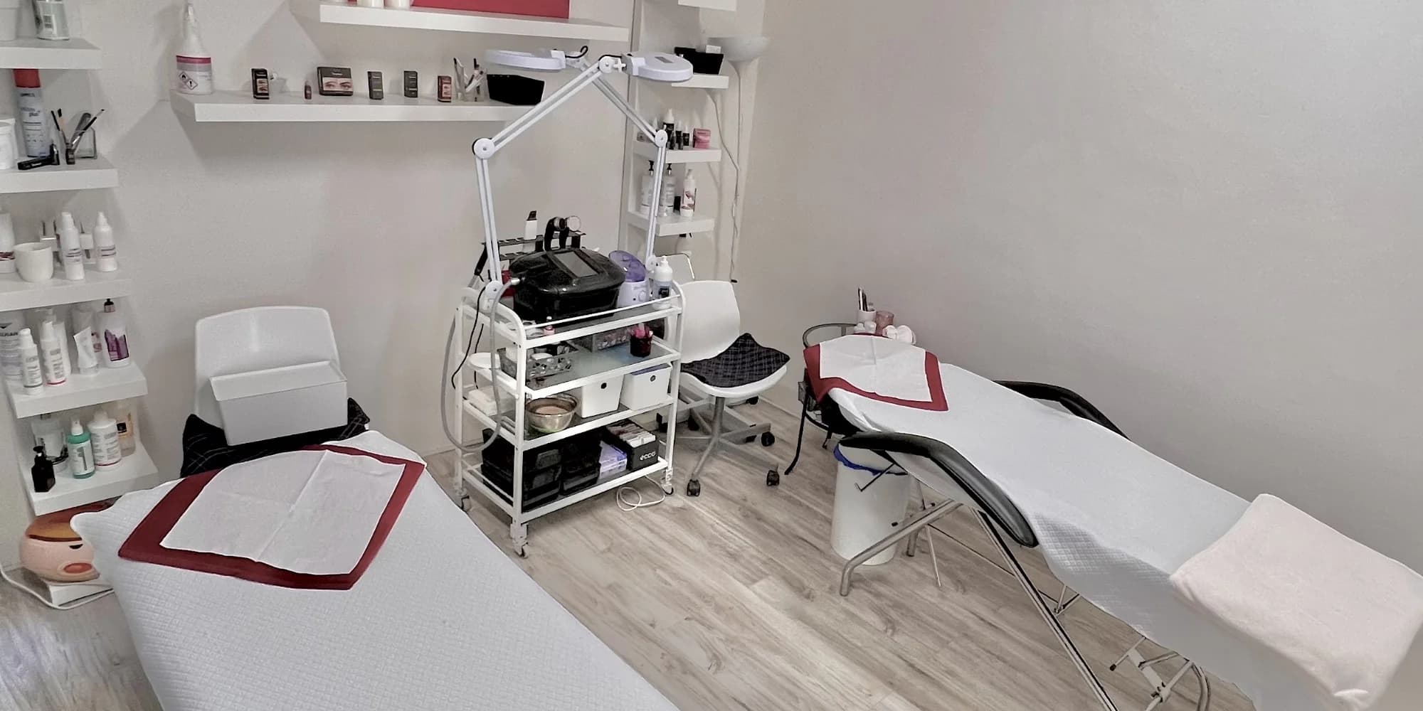 Péče o vaši pleť nebo záda: kosmetické ošetření dle výběru i masáž obličeje a dekoltu